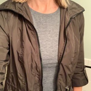 Stylishly light Mac/rain jacket
